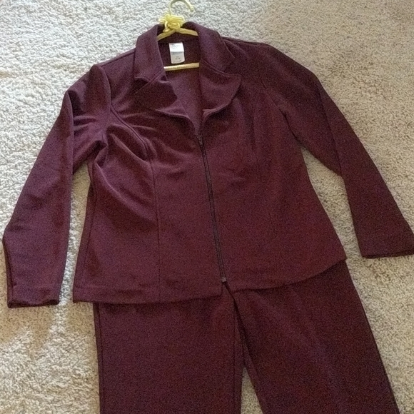 Weekenders wine colored, med pant suit - Picture 11 of 11